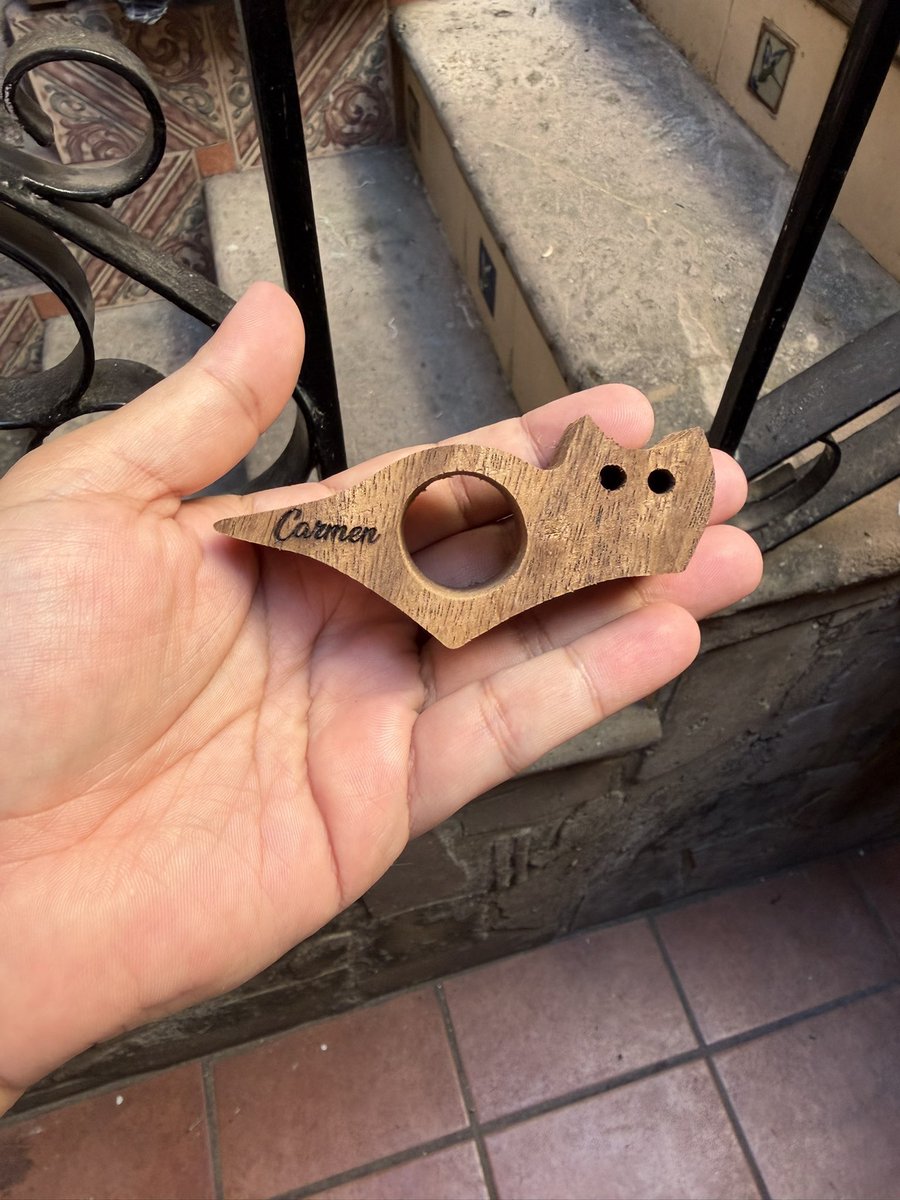 En el proyecto que tengo con la carpintería de mi padre también hacemos estos soportes de página con forma de gato. Los podemos hacer personalizados con el nombre del lector y en diferentes colores. Son magníficos para leer con una mano.