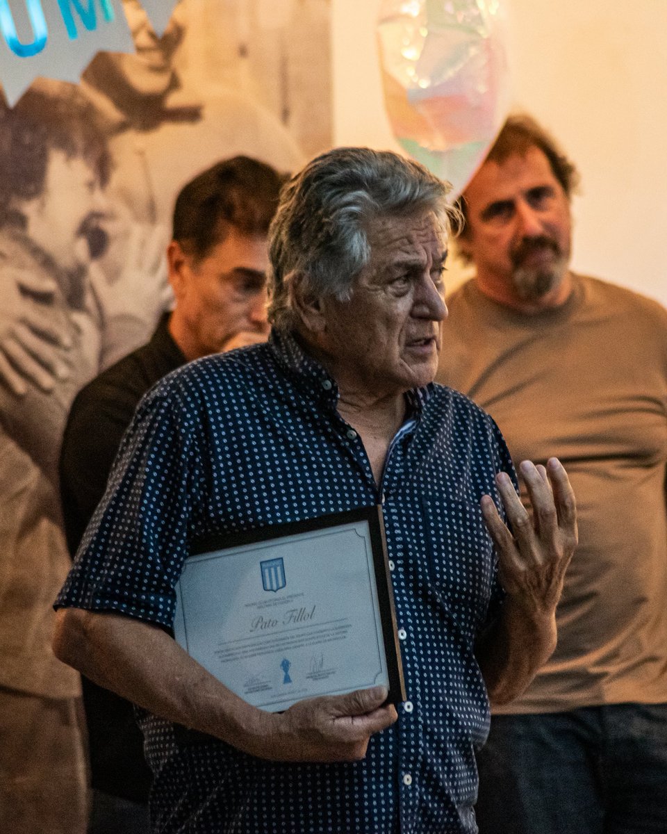 Racing agasajó a los Supercampeones 🩵🤍

La Comisión Directiva invitó y homenajeó a los campeones de la Supercopa 1988 para compartir una cena y un glorioso reencuentro 🏆

Luego, los campeones visitaron Casa Tita para dar una sorpresa mientras se festejaban los cumpleaños de