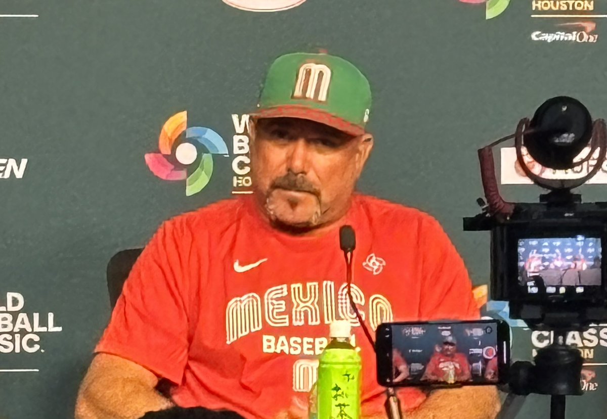 “Somos un equipo que no está para competir en el torneo, está para ganarlo”…. Benjamín Gil, manager de México 🇲🇽 en su comparecencia ante los medios de comunicación antes del arranque del Clásico Mundial de Beisbol. “No les pido a los mexicanos que dejen de ver futbol, les pido