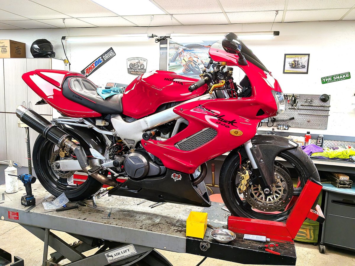 Moto_History's tweet photo. The 1997 to 2005 Honda Superhawk (1000cc) was a rocketship. These were beauties which were just a bit slower than the liter bikes of the day. #hondamotorcycles #superbikes #japanesemotorcycles #motorcyclelifestyle #motorcycleengineering #motorcycleenthusiast https://t.co/F6g02Klxxx