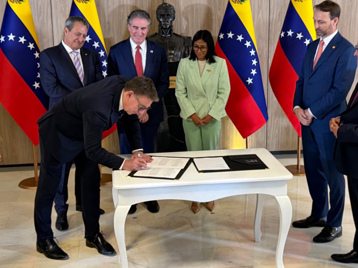 usembassyve's tweet photo. Dos días exitosos en Caracas. El Presidente del Consejo Nacional de Dominio Energético, @SecretaryBurgum — acompañado por  funcionarios de alto nivel de @WhiteHouse, @USTreasury y @StateDept — impulsó nuestro trabajo para promover la amplia recuperación económica de Venezuela. Al establecer un sector minero legítimo y asegurar las cadenas de suministro críticas, podemos desplazar a actores ilegales, crear empleos y avanzar en el plan de tres fases del @POTUS que beneficia a ambas naciones. - LFD