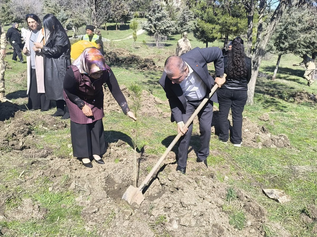 8 Mart Dünya kadınlar günü kapsamında Kaymakamımız Sn Fatih Özcan Bld’ye Başkanımız Sn Ekrem Erdem ve Ak parti ilçe Teşkilatı olarak ağaç dikim etkinliğine katılım sağladık. <a href="/abuyukgumus/">Ahmet Büyükgümüş</a> <a href="/hakanaksu058/">Hakan AKSU 🇹🇷</a> <a href="/mervangul56/">Mervan Gül</a> <a href="/alicumhurtaskin/">Ali Cumhur TAŞKIN 🇹🇷</a> <a href="/AvCanerOzturan/">Av. Bahri Caner ÖZTURAN</a>