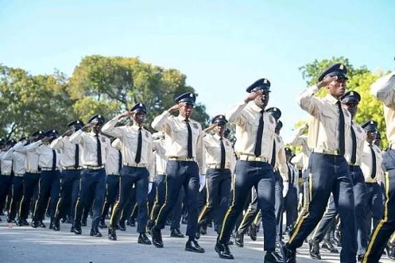 vantbefinfo's tweet photo. La Police Nationale d’Haïti annonce l’organisation des épreuves intellectuelles pour la 37e promotion le 15 mars 2026 à 8h sur tout le territoire. Environ 17 800 candidats sont convoqués à cette étape du concours. La liste des postulants retenus et leurs centres d’examen seront affichés dès le 10 mars dans les bureaux de recrutement.Le directeur général a.i., André Jonas Vladimir Paraison, appelle les candidats à faire preuve de discipline et de responsabilité pour le bon déroulement des épreuves.