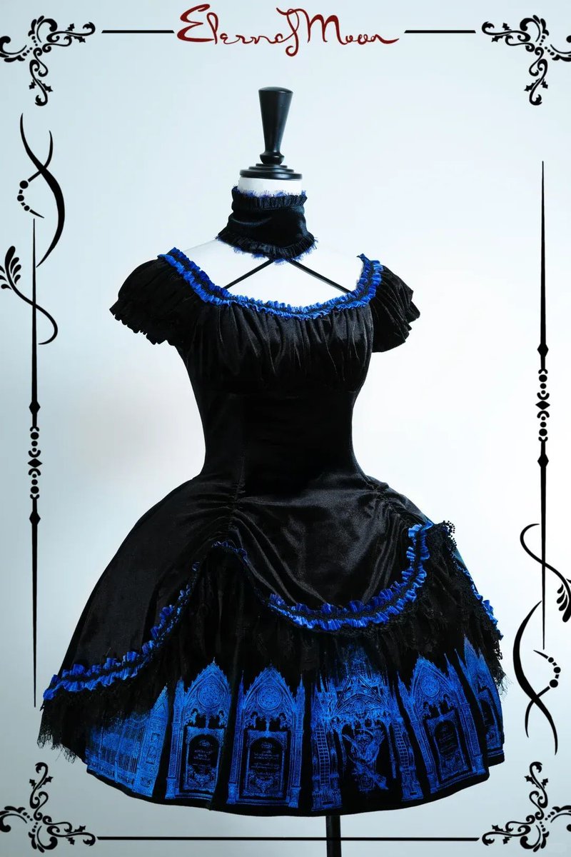 ManusxMachina's tweet photo. 暗夜の大聖堂のベルベットワンピース - Black Blue 
https://t.co/LvZ7q11bp0 
ゴシック大聖堂をそのまま閉じ込めたかのようなワンピース。重厚なブラックのベルベットは夜の静寂を思わせ、裾一周に描かれた精緻な建築モチーフは、尖塔やアーチ、ステンドグラス越しの物語を想起させます。 https://t.co/fjVQwWQ0Qo