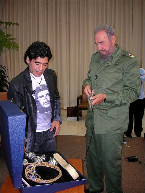 Thomy_it's tweet photo. "Como que Messi saludó a Trump?? Se me cayó un ídolo.  Por eso Maradona será el mejor"

Maradona: https://t.co/eY8UyO2I8Q