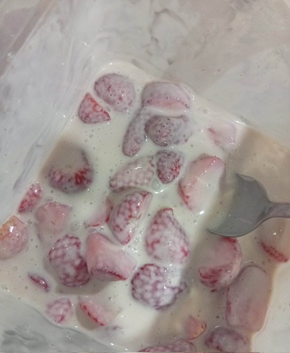 Me entró la duda, les gusta las fresas con crema ?? 🤨