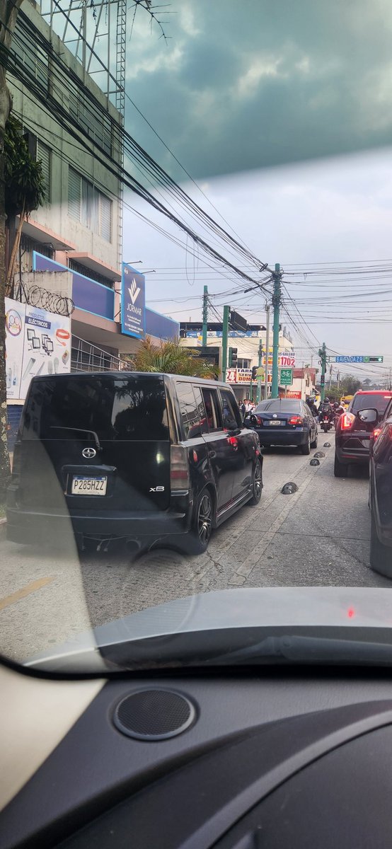 luispe59's tweet photo. Cuando la ciclovía se transforma en moto-vía e incluso taxi pirata-vía @amilcarmontejo @muniguate https://t.co/EWk9YwfeeT