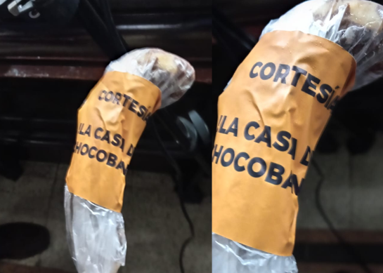 TVGTNoticias's tweet photo. #Legislativo | Mientras el diputado oficialista Duvalier Castañón toma la palabra en el pleno siguiendo la estrategia de dilatar la sesión, en el Congreso reparten “chocobananos” en alusión al caso conocido como “La Casa de los Chocobananos”, en el que el legislador ha sido mencionado. El pleno continúa en tensión por la elección de magistrados de la CC.