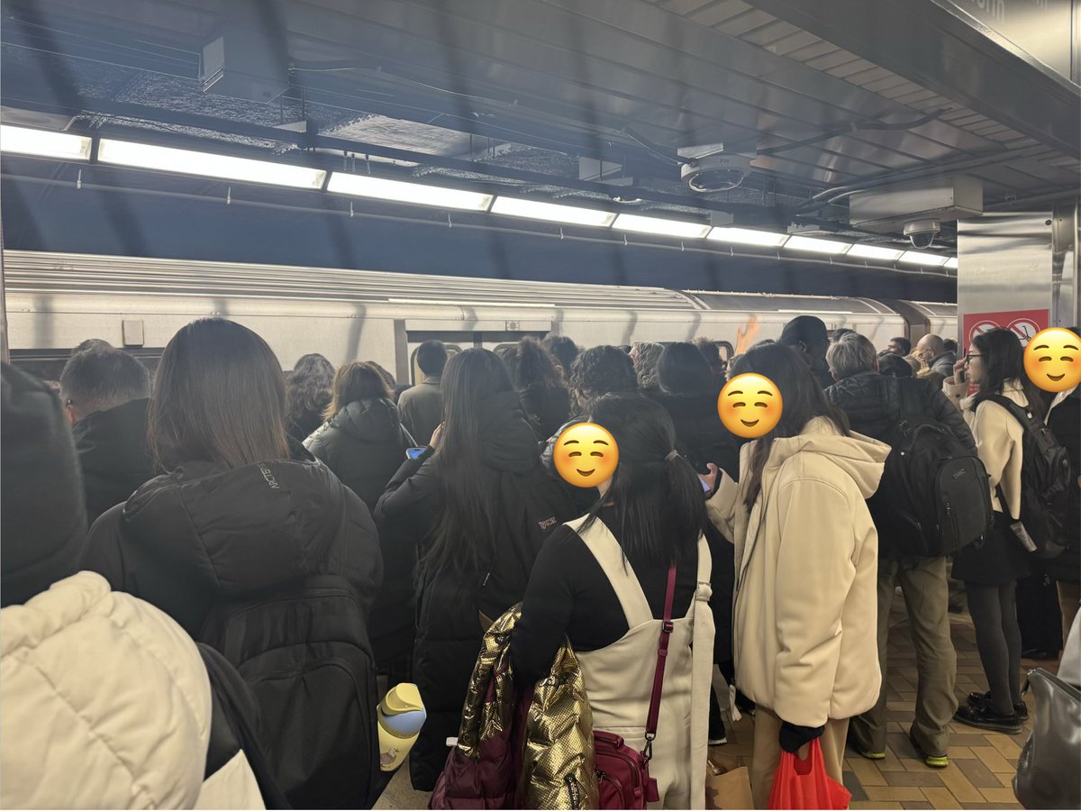 Pudingbyul's tweet image. 친구 만나서 이제 저녁 먹으러 지하철 타고 이동 중이에요 🚇
근데 TTC 지하철 딜레이로 몇 분 동안 운행이 안 돼서
승객들 다 내리고 한참 기다렸네요…😅

그래도 완전 셧다운은 아니라서
그나마 다행이라고 생각 중입니다…ㅠ

#Toronto #TTC