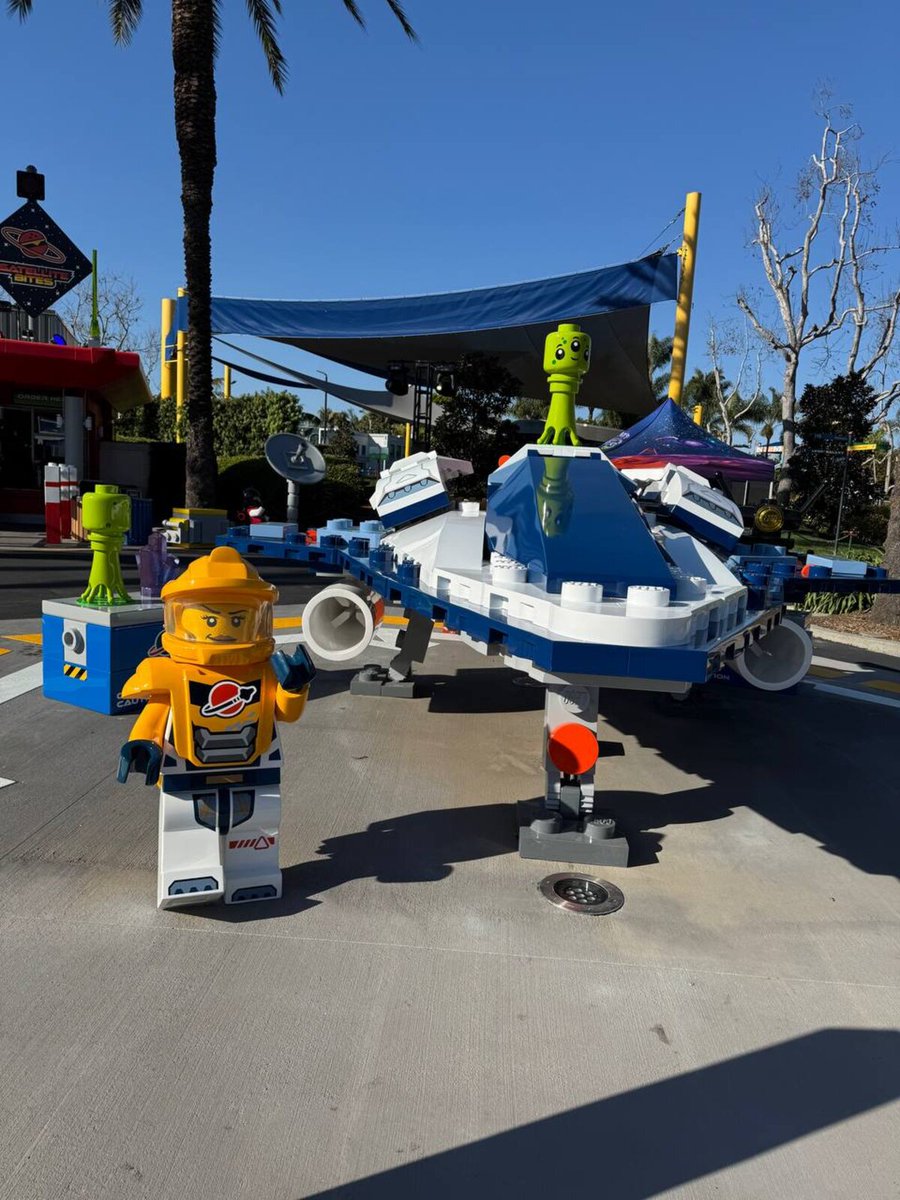 ThemeParkShark's tweet photo. First look inside LEGO Galaxy at LEGOLAND California. Life-size LEGO spacecraft, astronaut figures everywhere, and Satellite Bites right when you walk in. This land opens to the public March 6
#LEGOGalaxy #GALACTICOASTER #LEGOLANDCalifornia https://t.co/CChnbYUTMZ