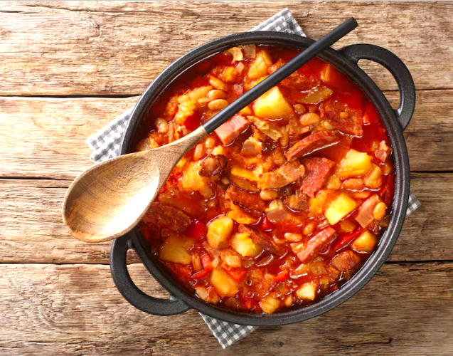 “Mangia che ti fa bene”
En mi cuadra había una casa baja con parral al frente y olor permanente a cocina.
Ahí vivía Doña Assunta.
Para mí, de chico, era simplemente “la gringa”. Siempre de negro, siempre con un pañuelo en la cabeza, siempre con la espalda un poco encorvada sobre