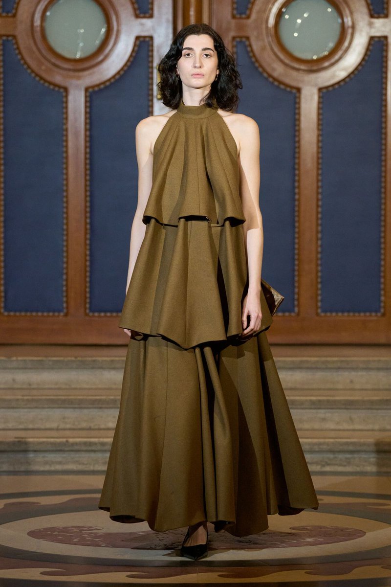 kendam_com's tweet photo. Mossi Fall Winter 2026-2027 collection fashion show presented at Paris Fashion Week FW26 (March 5, 2026) https://t.co/eLUGJTtj2w
#Mossi #FW26 #AW26 #Runway #Paris #FashionWeek #PFW #Kendam https://t.co/6sRoCAm3td