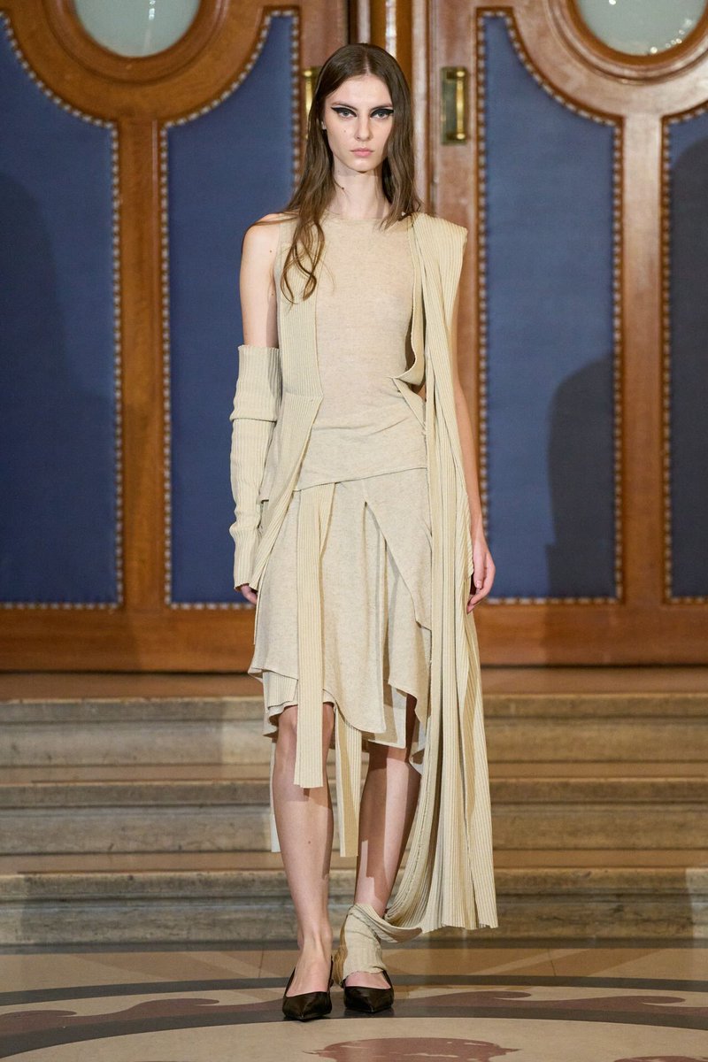 kendam_com's tweet photo. Mossi Fall Winter 2026-2027 collection fashion show presented at Paris Fashion Week FW26 (March 5, 2026) https://t.co/eLUGJTtj2w
#Mossi #FW26 #AW26 #Runway #Paris #FashionWeek #PFW #Kendam https://t.co/6sRoCAm3td