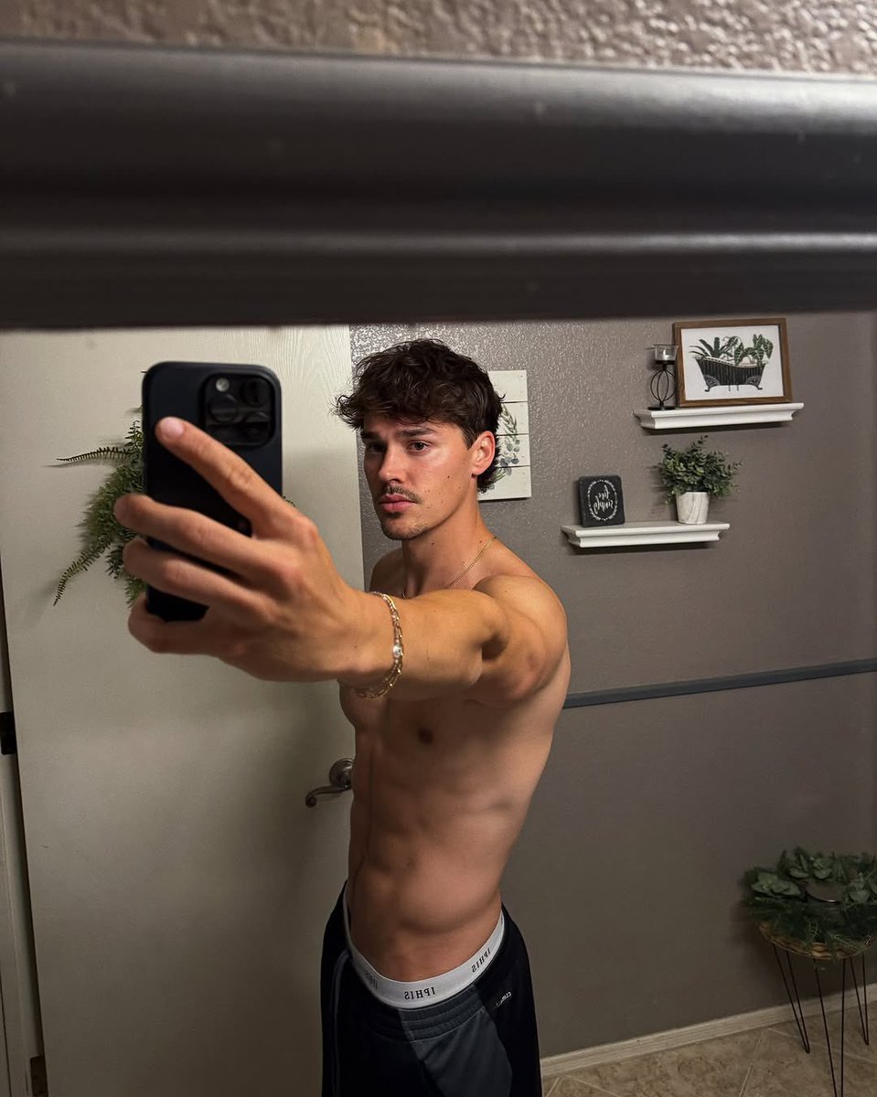 Celeb & Armpit Gooner 🥴 tweet media