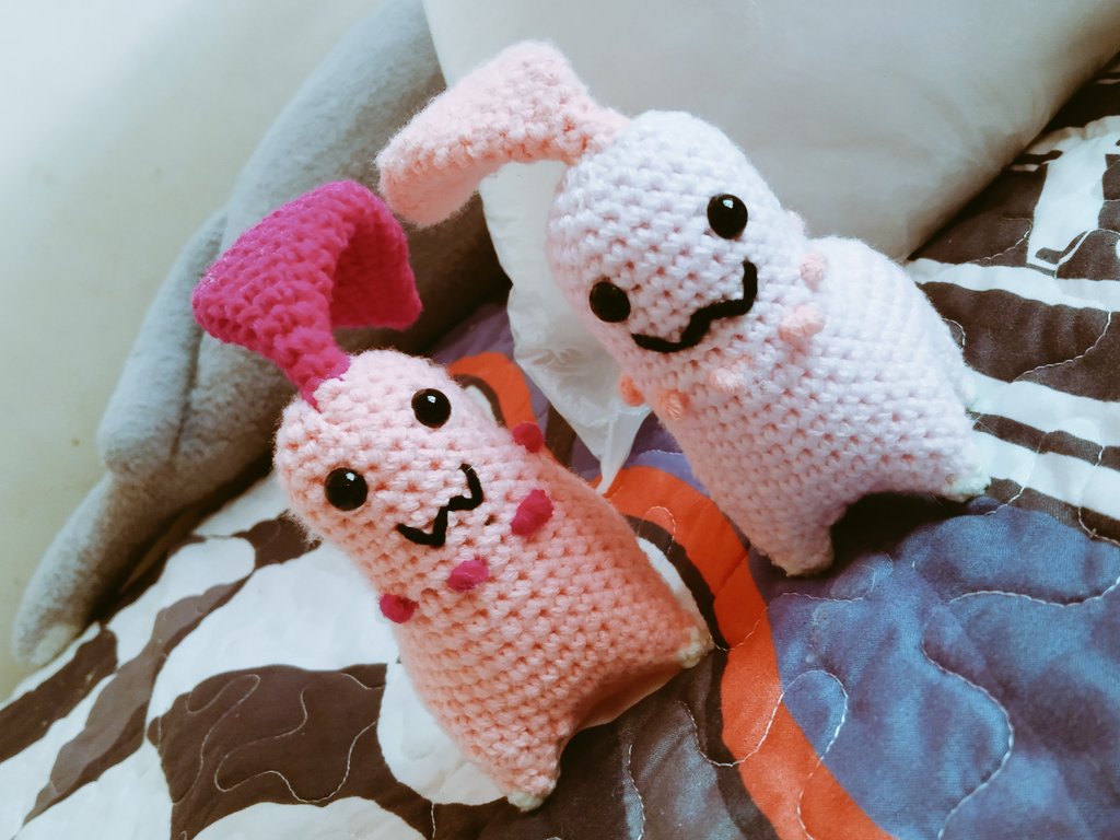 KzMinoru's tweet photo. Chikorita en modo primaveral, ¿Razón? No tenía lana verde a mano, y me dieron ganas de hacerla rosita https://t.co/4YBH0R2RIM