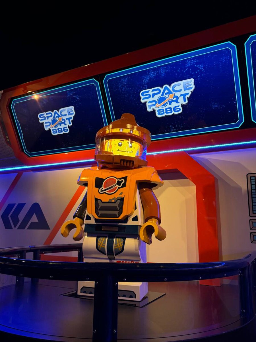 ThemeParkShark's tweet photo. Inside the Galacticoaster queue at Space Port 886. There's a 3.5-foot LEGO astronaut animatronic briefing you on the mission before you board. The room is fully themed with screens, lights, and space station details everywhere.
#LEGOGalaxy #GALACTICOASTER #LEGOLANDCalifornia https://t.co/iD1G1pVolB