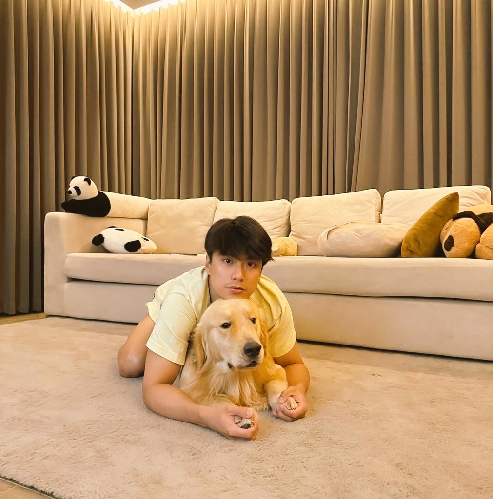 ikrf1cfz's tweet photo. just him and his 🐶🐶🫶. 

#ohmpawat https://t.co/SPv7ChuDyQ