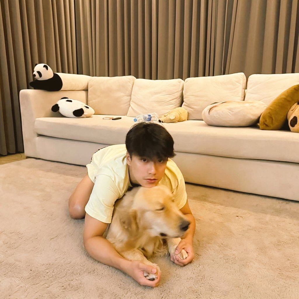 ikrf1cfz's tweet photo. just him and his 🐶🐶🫶. 

#ohmpawat https://t.co/SPv7ChuDyQ