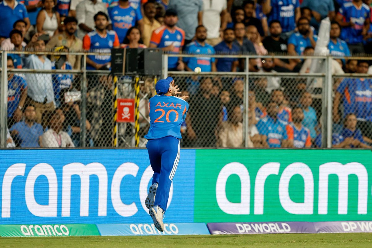 ddnews_guwahati's tweet image. 𝐈𝐂𝐂 𝐌𝐞𝐧'𝐬 𝐓𝟐𝟎 𝐂𝐫𝐢𝐜𝐤𝐞𝐭 𝐖𝐨𝐫𝐥𝐝 𝐂𝐮𝐩

🏏 মুম্বাইৰ ৱাংখেড়ে ষ্টেডিয়ামত অনুষ্ঠিত #T20WorldCup-ৰ দ্বিতীয়খন ছেমি ফাইনেলত ইংলেণ্ডক ৭ ৰানত পৰাস্ত কৰি ফাইনেলত প্ৰৱেশ কৰে টীম ইণ্ডিয়াই।
#MenInBlue | #ENGvIND | #Final | #T20WorldCup