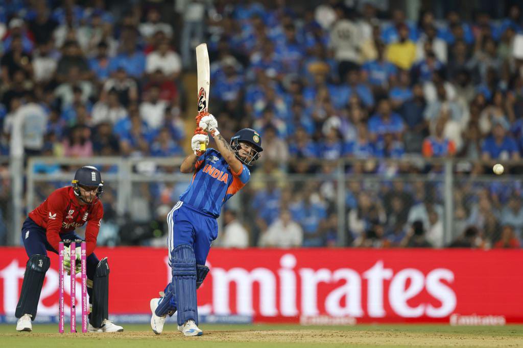 ddnews_guwahati's tweet image. 𝐈𝐂𝐂 𝐌𝐞𝐧'𝐬 𝐓𝟐𝟎 𝐂𝐫𝐢𝐜𝐤𝐞𝐭 𝐖𝐨𝐫𝐥𝐝 𝐂𝐮𝐩

🏏 মুম্বাইৰ ৱাংখেড়ে ষ্টেডিয়ামত অনুষ্ঠিত #T20WorldCup-ৰ দ্বিতীয়খন ছেমি ফাইনেলত ইংলেণ্ডক ৭ ৰানত পৰাস্ত কৰি ফাইনেলত প্ৰৱেশ কৰে টীম ইণ্ডিয়াই।
#MenInBlue | #ENGvIND | #Final | #T20WorldCup