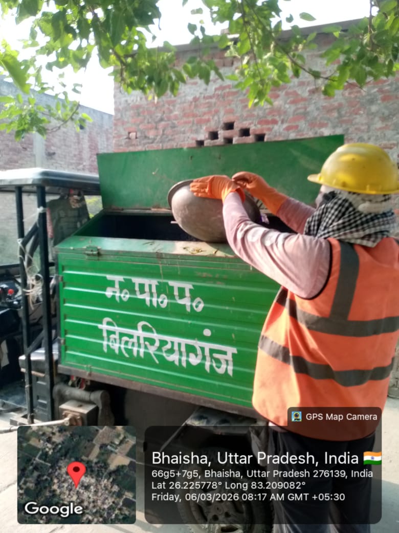 npbilaria's tweet photo. नगर पालिका परिषद् बिलरियागंज जनपद आजमगढ़ में डोर टू डोर कूड़ा कलेक्शन करके एम आर एफ सेण्टर पर ले जा कर देते हुए। https://t.co/HjP6Ab1hxy
