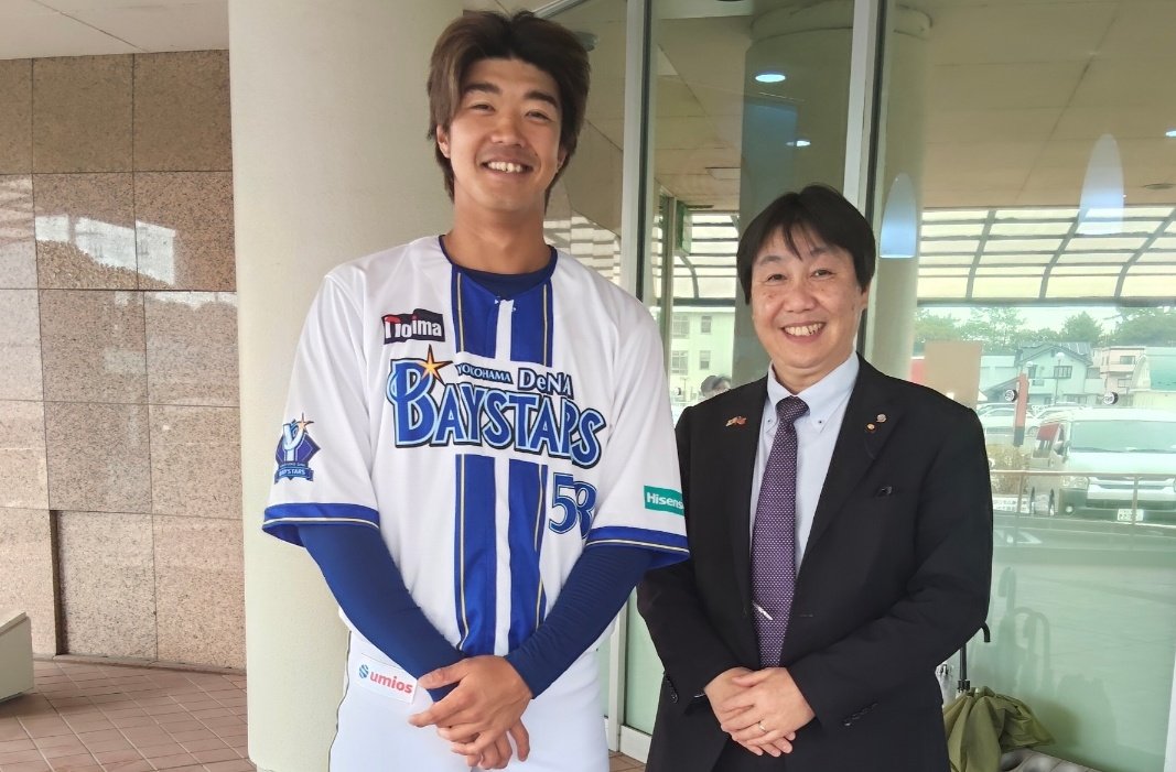 横浜DeNAベイスターズの梶原昂希選手が、寒川町へ表敬訪問に