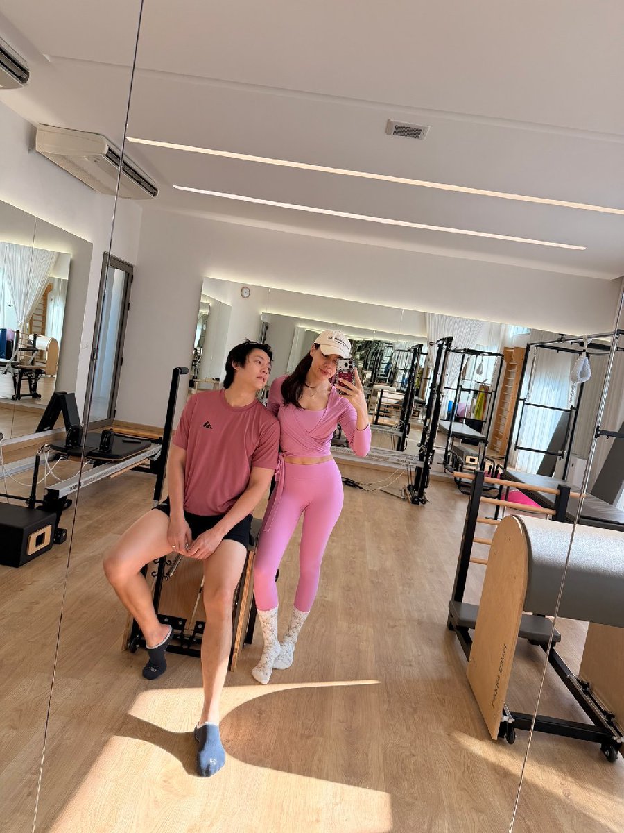 ᅠ

Jumat, 6 Maret 2026 di 𝗦𝗲𝘁𝗿𝗮 𝗗𝘂𝘁𝗮 𝗥𝗲𝘀𝗶𝗱𝗲𝗻𝗰𝗲, 𝗕𝗮𝗻𝗱𝘂𝗻𝗴

Olahraga bareng istri. A healthy old age is something we desire, so make the most of your free time to get it.

ᅠ