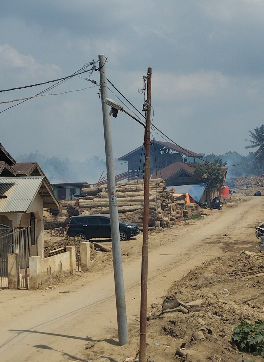 ❗️Mohon atensi teman-teman❗️

Memasuki musim kemarau gelondongan kayu di Aceh yang terbawa arus banjir mulai kering dan sudah 2 hari terbakar.

Ini masalah serius yang harus segera ditangani sebelum luas cakupan kebakaran api meluas.

📍Lintang Bawah, Aceh Tamiang