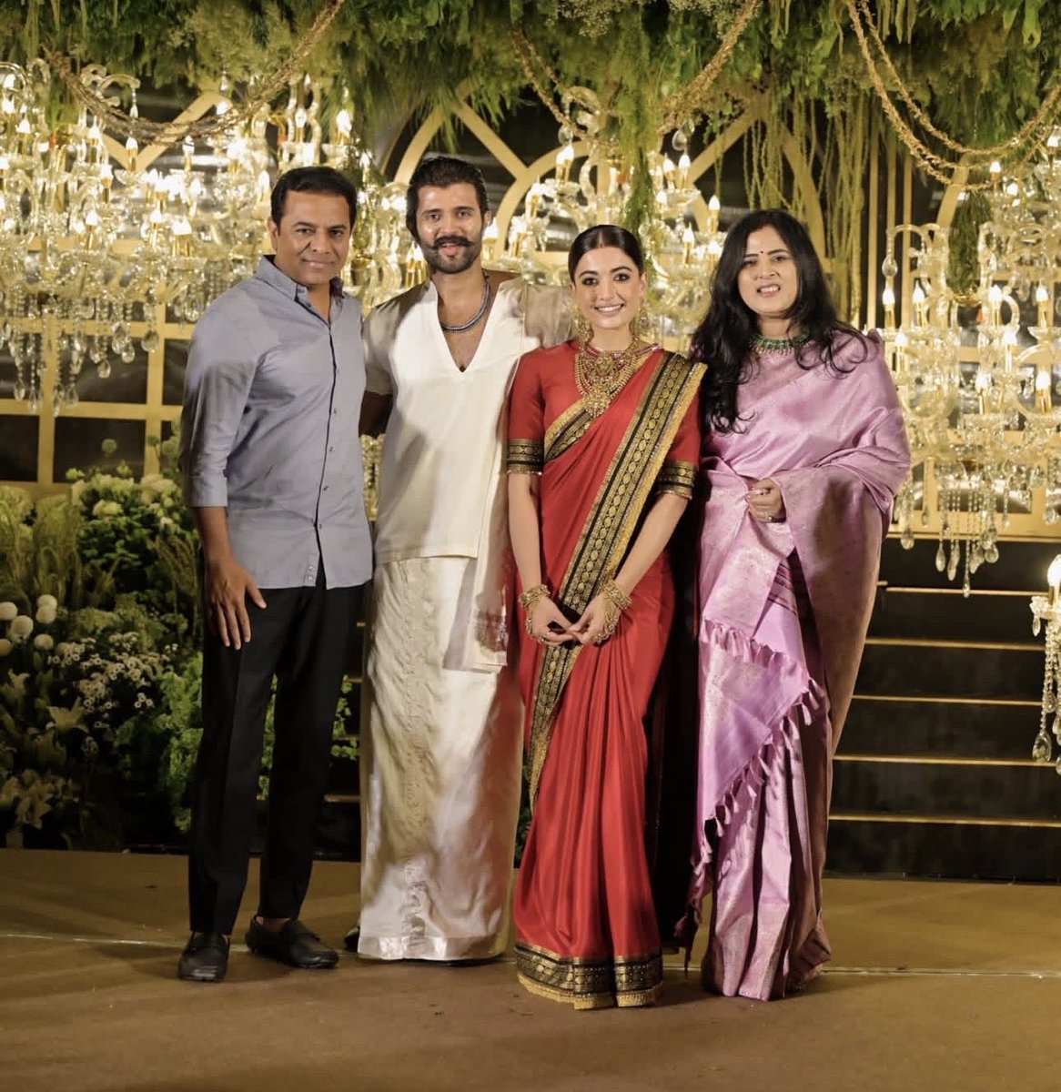 కేటీఆర్ నీ ఆహ్వానించకున్నా విజయ్ దేవరకొండ రిసెప్షన్ కి హాజరు అయ్యాడు అన్న వార్తలని ఖండించిన విజయ్ దేవరకొండ కుటుంబసభ్యులు.

రిసెప్షన్ కి వారం రోజుల ముందే కేటీఆర్ కి మా డ్రైవర్ చేత ఆహ్వానం పంపినం అని తెలిపిన విజయ్ దేవరకొండ తండ్రి.