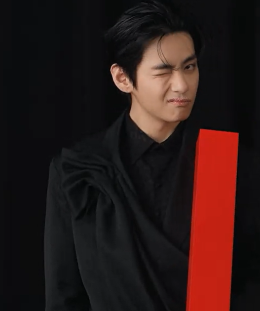 nancykakkar321's tweet photo. @netflix Kim Taehyung is just so fun &amp; vibrant!

TAEHYUNG X NETFLIX
V X NETFLIX 
V IS COMING 
#TaehyungxNetflix 
#VLiveonNetflix
#KimTaehyung https://t.co/8faa6aSZNG