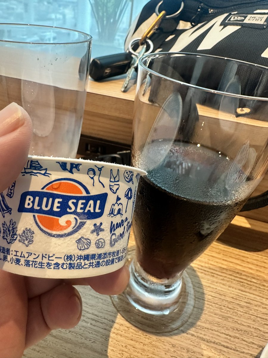 那覇空港向かうタクシーの中でポケットから鞄にIQOS入れてたら運ちゃんが電子タバコでしたら吸っていいよ！って言われて、、、
え？ってなったけど、ありがとございます。とは言ったけどなんか申し訳なくて吸わなかった！おれ、えらい？のか？w
