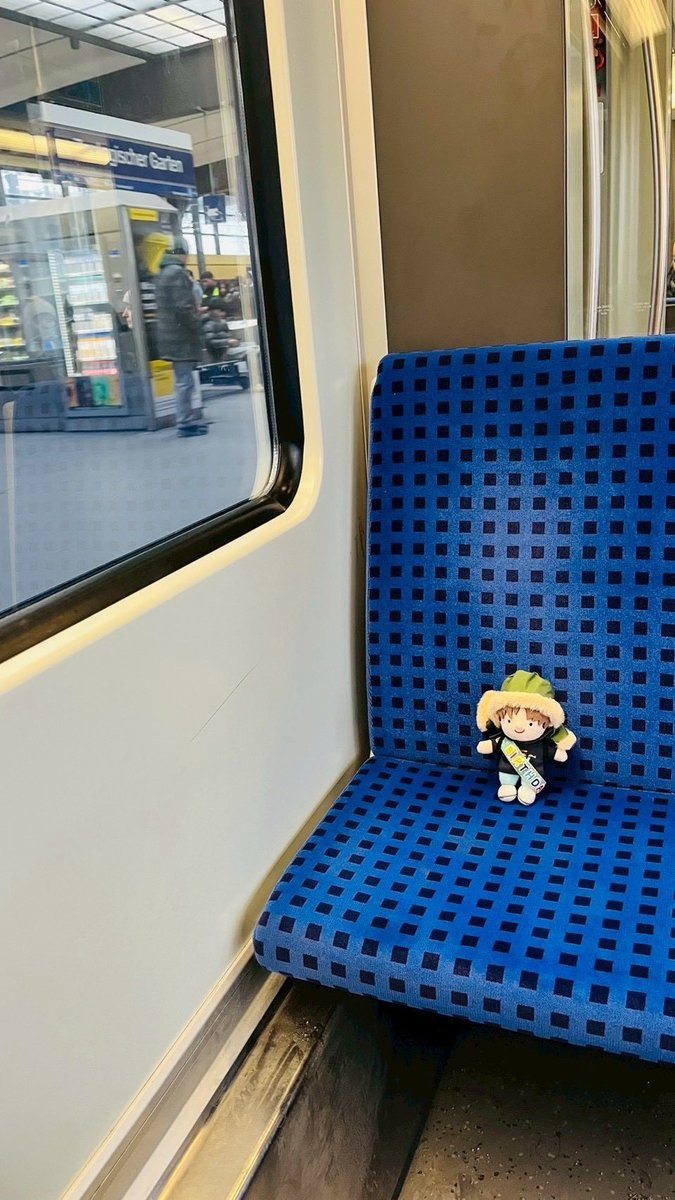 移動中...🚃

#ベルリン旅行記📷🇩🇪
#コロミユぬい活