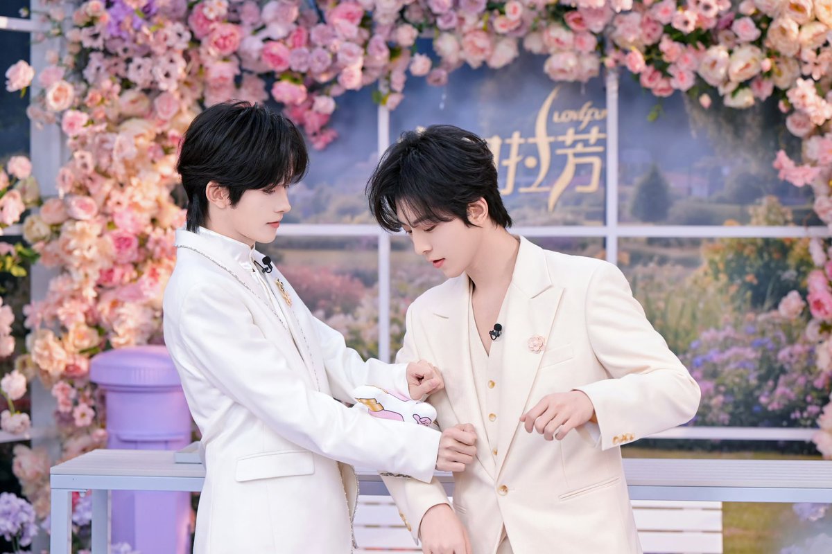 Desire4_IDN's tweet photo. [060326] 拉芳品牌 Weibo Update
https://t.co/9zE41CqTUd

Entah kenapa, tapi foto behind-the-scenes dari livestream XingQiu benar-benar sangat indah!!

XINGQIU SUPPLE EXPERT
#XINGQIUforLAFANG
#XingQiu #HuangXing #EliotHuang #QiuDingJie #KipukaQiu https://t.co/QRkY5jakdg