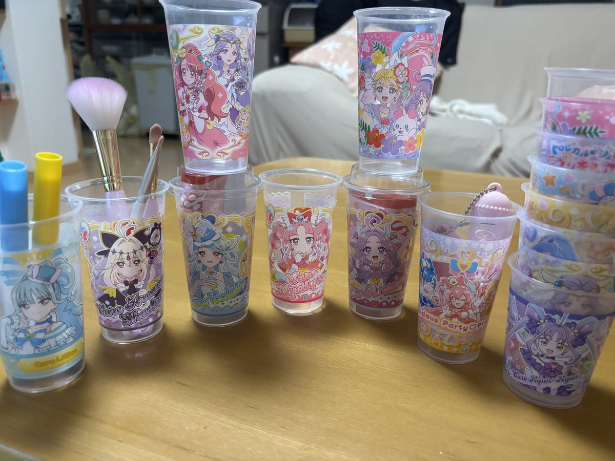 私もこれ結構持ってるけど、ペン立てにしたりブラシ立てたりミラクルライト入れたり絵の具バケツの代わりにしたり……と色々便利なのだよ
ちなみになぜキミプリだけ背が低いだろう？わかる方いますか❓