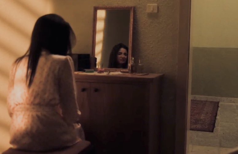 افضل شخصية وأفضل بطله بالمسلسل تعرف تجسيد الشعور وكانها عاشت الشعور حقيقي وكانها م تمثل ولا تتصنع ولا تبالغ بتمثيلها والباقين مع الاسف كلهم سيئين هي الوحيده الي شايله ام ام المسلسل بتمثيلها القوي 👏🏻