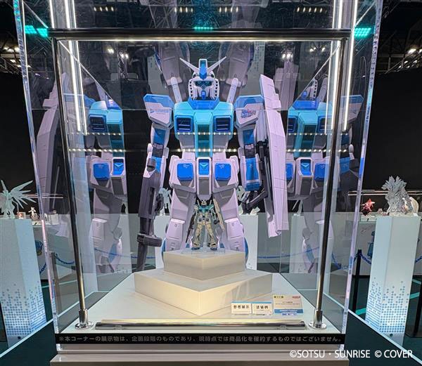 HobbySite's tweet photo. 《ガンダムシリーズ》
　　　　　　  ✖ 
《ホロライブプロダクション》

3/6(金)～8(日)に幕張メッセで開催中の『hololive SUPER EXPO 2026』ガンダム×ホロライブプロダクションコラボブースにて、ガンプラの塗装作例を展示中✨

ご来場の際はぜひお立ち寄りください👀
※本コーナーで展示されている商品は企画中のため現時点では商品化を確約するものではございません。

#ガンダム #ホロライブ  #hololivefesEXPO26