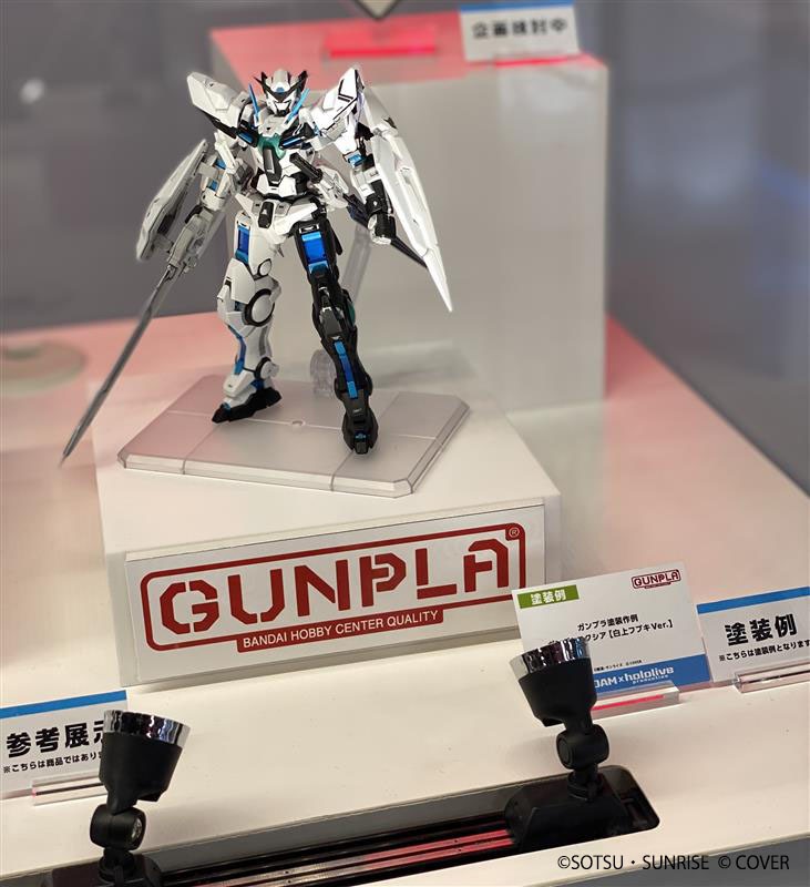HobbySite's tweet photo. 《ガンダムシリーズ》
　　　　　　  ✖ 
《ホロライブプロダクション》

3/6(金)～8(日)に幕張メッセで開催中の『hololive SUPER EXPO 2026』ガンダム×ホロライブプロダクションコラボブースにて、ガンプラの塗装作例を展示中✨

ご来場の際はぜひお立ち寄りください👀
※本コーナーで展示されている商品は企画中のため現時点では商品化を確約するものではございません。

#ガンダム #ホロライブ  #hololivefesEXPO26