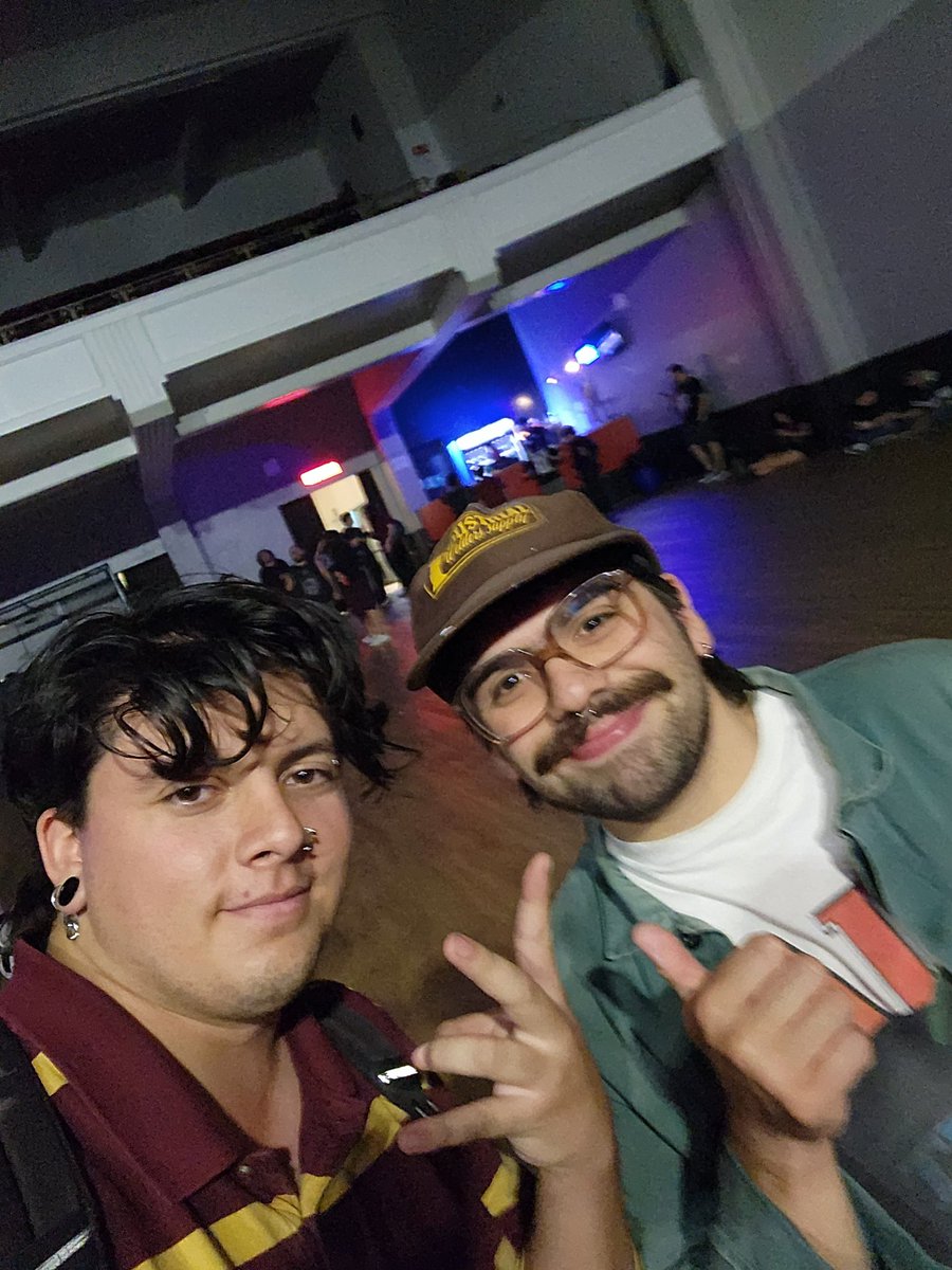 SenorKonxa's tweet photo. Me duelen las manos, el cuello, la cabeza, las piernas, los pies, la espalda alta, media y baja, los ojos y el aro de la ceja, huelo a chela y cigarro. Fue el mejor concierto de mi vida. #thefalloftroy https://t.co/P4oSl0M57k