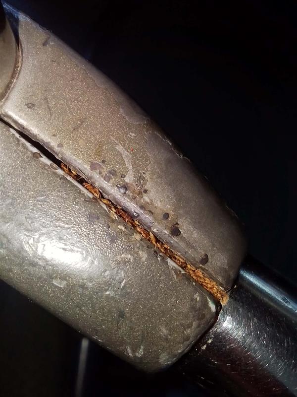ABSCBNNews's tweet photo. PICTURE PA LANG, MAPAPAKAMOT KA NA

Tinawag ng isang pasahero ang atensiyon ng pamunuan ng MRT-3 dahil sa aniya'y maliliit na insektong nakasingit sa pagitan ng upuan at handrail ng isang bagon ng tren.

Aniya, kinagat siya ng insektong 'di niya mawari kung ipis o surot.

Sa isang pahayag, sinabi ng DOTr-MRT-3 na pinaiigting nito ang paglilinis at pest control measures sa lahat ng mga bagon at istasyon. Pinagpapaliwanag na rin ang Sumitomo Corporation, ang maintenance provider ng MRT-3. | via Dabet Panelo, BMPM

(Courtesy: Bayan Patroller Joy Verdal)