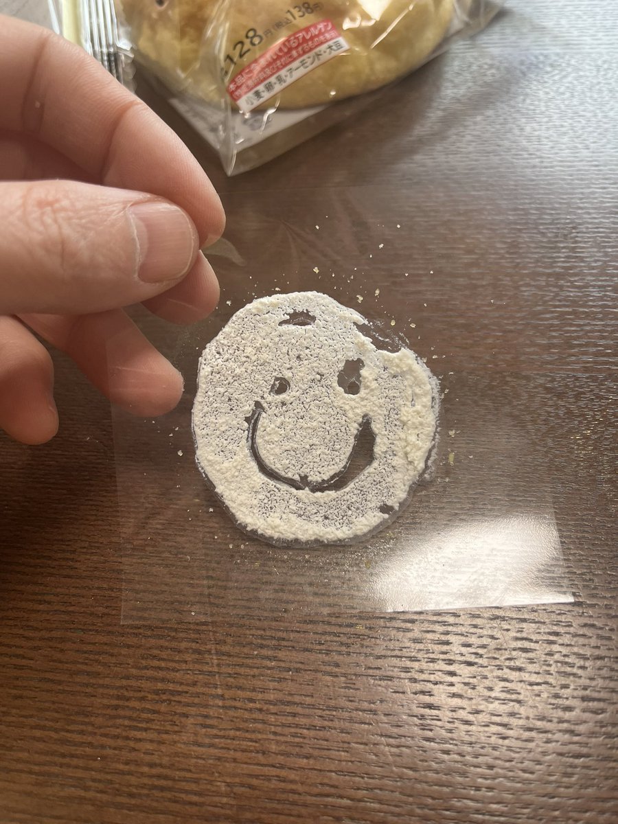 ✨プチhappy みぃつけた✨

コンビニスイーツを食べようと　袋を開けると

にっこり笑顔が😀

なんて事ない日常の中に　幸せはたくさんあるのかもしれません✨

ケーキも美味しかったです😋

#プチhappy
#いがいと福知山
#繁昌院
#ローソン
#幸せ