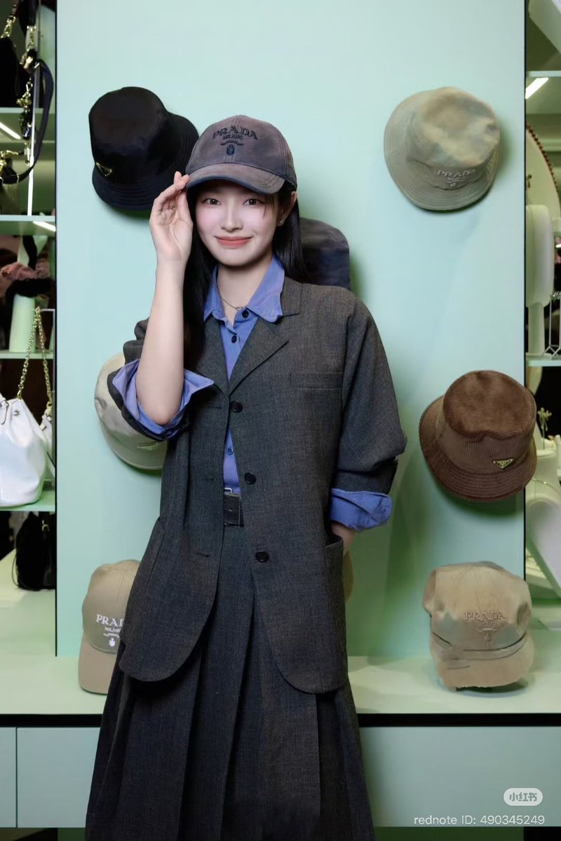 eelreaj's tweet photo. Cici in an oversized blazer + midi skirt + baseball cap = effortlessly chic. 🧢✨
#XuRuohan #CiciStyle #OOTD #EffortlesslyChic #SmartCasual #BlazerVibes #MidiSkirt #CapStyle https://t.co/gjatjJNkip