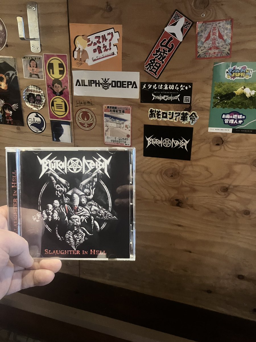 Brutal Decayブルータルディケイの方が来店してCDとステッカーくれた！
店内ではCD聴けないから公式で音聴いたけど完璧に好きなスラッシュメタルですわね。
スレイヤー大好きっ子の店主にビシビシ刺さった
当店のカウンター下、ステッカー貼りコーナーです

<a href="/Brutaldecay13/">Brutal Decay</a> 

brutaldecay.bandcamp.com/album/slaughte…