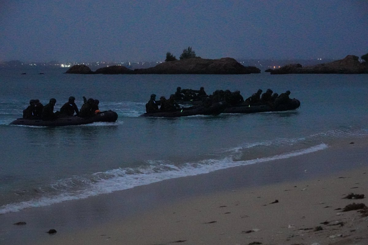 jgsdf_gcc_ardb's tweet photo. 【IF26 ⑪】
#ARDB and ⅢMEF are conducting Exercise #IF26. Pictures show bilateral amphibious assault. They conducted ship to shore movement using various assets such as CRRCs, AAVs, LCAC. They swiftly deployed after landing in order to move on to ground combat. https://t.co/IqPqCEuY0e