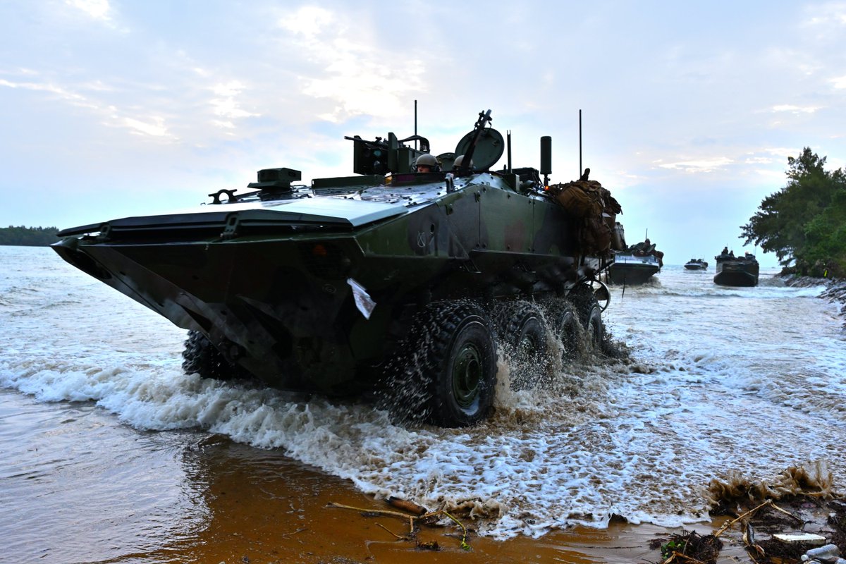 jgsdf_gcc_ardb's tweet photo. 【IF26 ⑪】
#ARDB and ⅢMEF are conducting Exercise #IF26. Pictures show bilateral amphibious assault. They conducted ship to shore movement using various assets such as CRRCs, AAVs, LCAC. They swiftly deployed after landing in order to move on to ground combat. https://t.co/IqPqCEuY0e