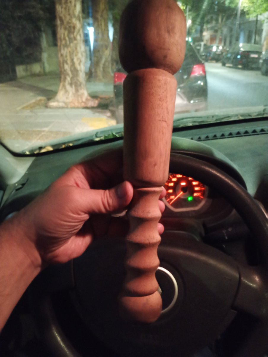 Que esto que me regalaron para uds? 
A) Una cachiporra B) Un martillo de madera C) Un pimentero fachero D) Un elemento fálico 
<a href="/PANDEMIADO/">SoySolo</a> <a href="/RubenPellegrini/">Ruben</a> 
<a href="/Dr_Mike26/">El Xeneize!!</a> 
<a href="/janorosas/">Nelson Rosas</a>
<a href="/savagepunk/">Rusa/Siri/Airis ✠🛸</a> 
<a href="/ricardoleiva007/">Ricardo Leiva</a>