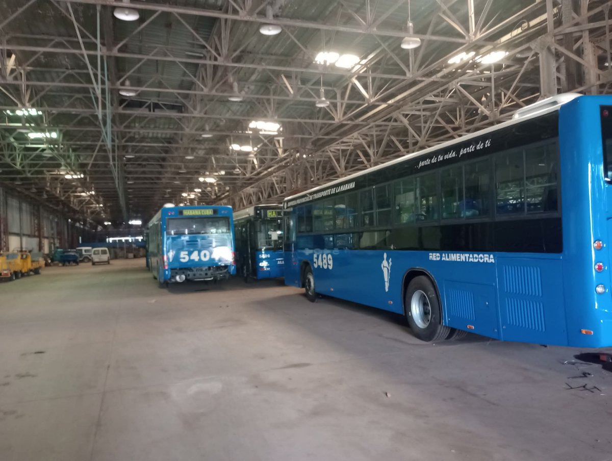 HenryRTGTMO's tweet photo. Como parte del seguimiento al programa de rehabilitación del transporte público, realizamos visita a la fábrica Evelio Prieto para constatar el avance de los trabajos. En el recorrido comprobamos que 9 ómnibus están listos. Continuamos trabajando en pos de nuestro pueblo. #EPTH https://t.co/4JDy1XZs68