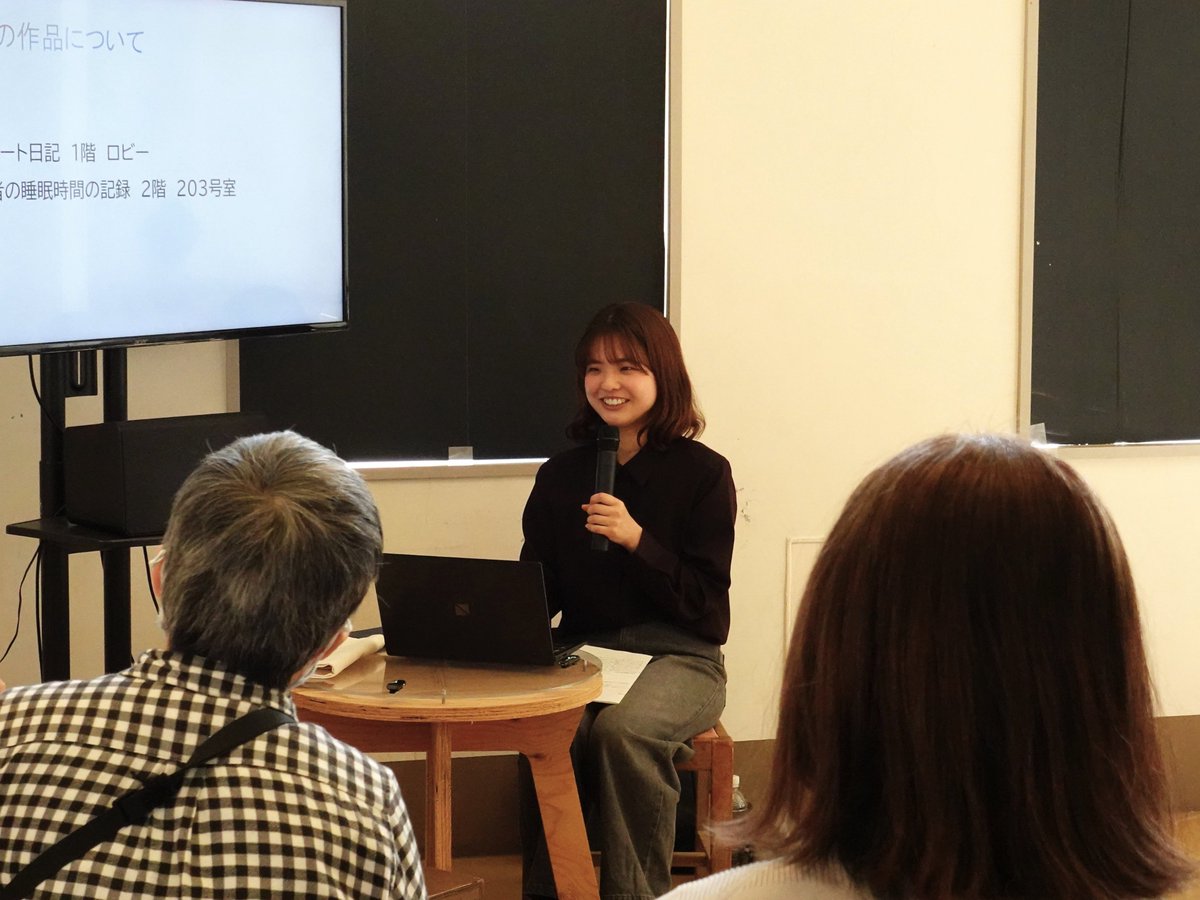 kamoeartcenter's tweet photo. 【展覧会が終了いたしました】
2025年度後期AIR成果発表が終了いた
しました。
多くの方にご来場いただいきました。
誠にありがとうございました。

『松葉奈々帆展覧会「 数える　描く　残す　消える」』

写真1・2枚目：展示の様子
写真3枚目：アーティストトークの様子 https://t.co/nDqElTs7VP