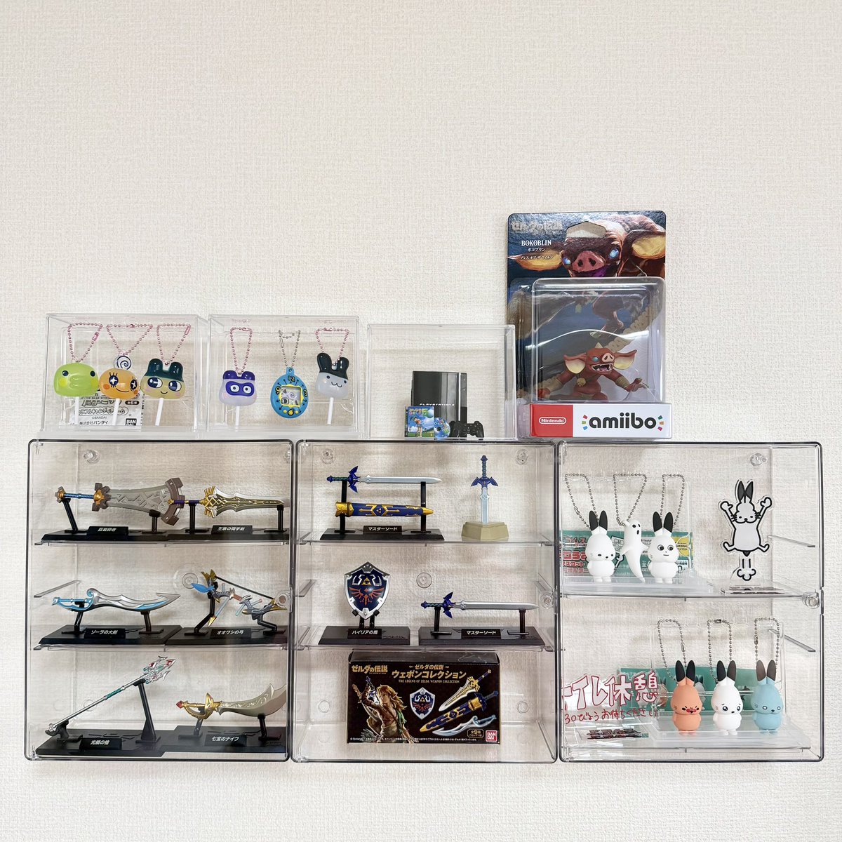 zeru_usa's tweet photo. 自分の部屋のオタクエリア更新🥺✨✨✨
入り切らないガーディアンamiibo😅🙏🏽笑
（また近々エリア作り直すw）

眺めてるだけでほんと幸せ🥺🧡笑

#ドコムス #ドコうさマスコットキーホルダー
#ゼルダの伝説ウェポンコレクション
#たまごっちカラフルキャンディチャーム
#amiibo https://t.co/QSN5MVSIC4