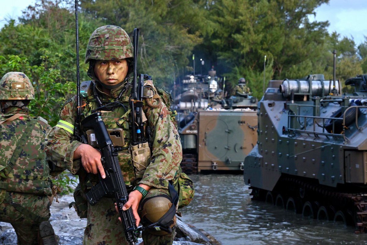 jgsdf_gcc_ardb's tweet photo. 【IF26 ⑪】
#ARDB and ⅢMEF are conducting Exercise #IF26. Pictures show bilateral amphibious assault. They conducted ship to shore movement using various assets such as CRRCs, AAVs, LCAC. They swiftly deployed after landing in order to move on to ground combat. https://t.co/IqPqCEuY0e