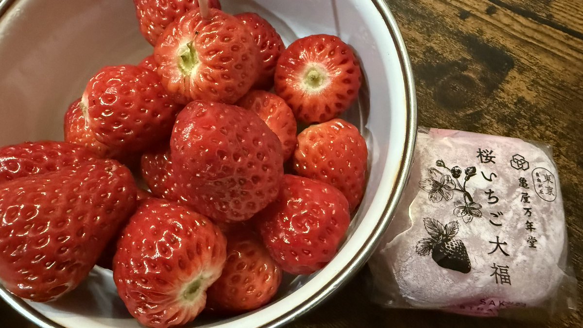 デザートに亀屋万年堂さんの「桜いちご大福」、そして静岡のいちごを